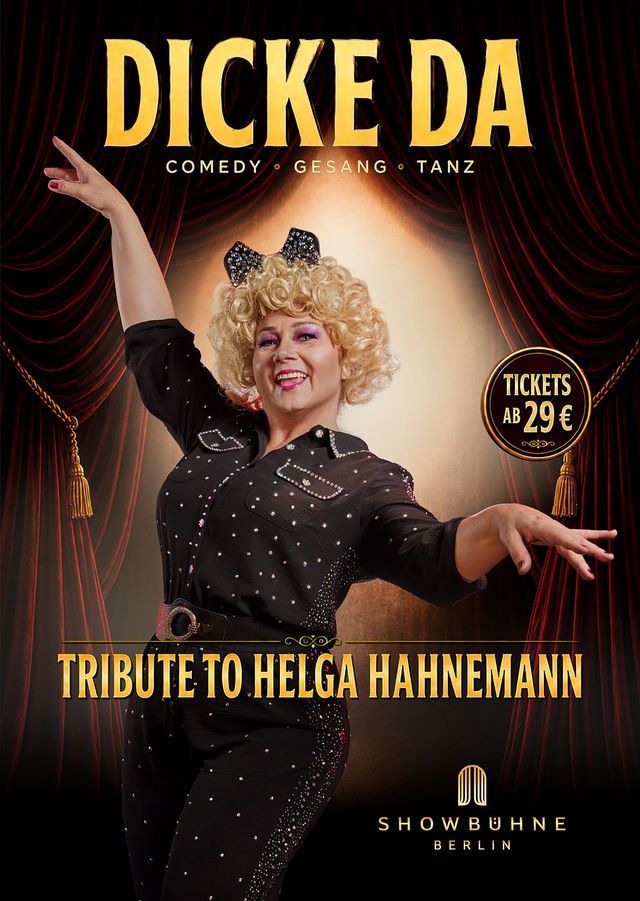 Plakat „Dicke Da – Comedy, Gesang, Tanz. Tribute to Helga Hahnemann“ der Showbühne Berlin: Chris Schlenker als Helga Hahnemann im glitzernden Overall vor rotem Vorhang
