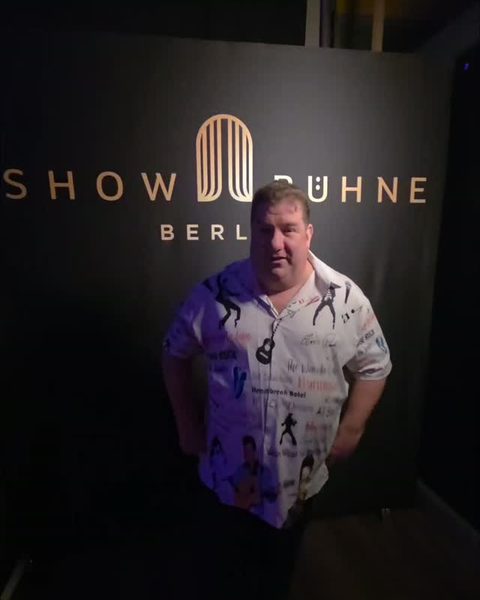 Titelbild des Reels: ein Mann im Hemd mit Elvis-Motiven vor dem Schriftzug der Showbühne Berlin